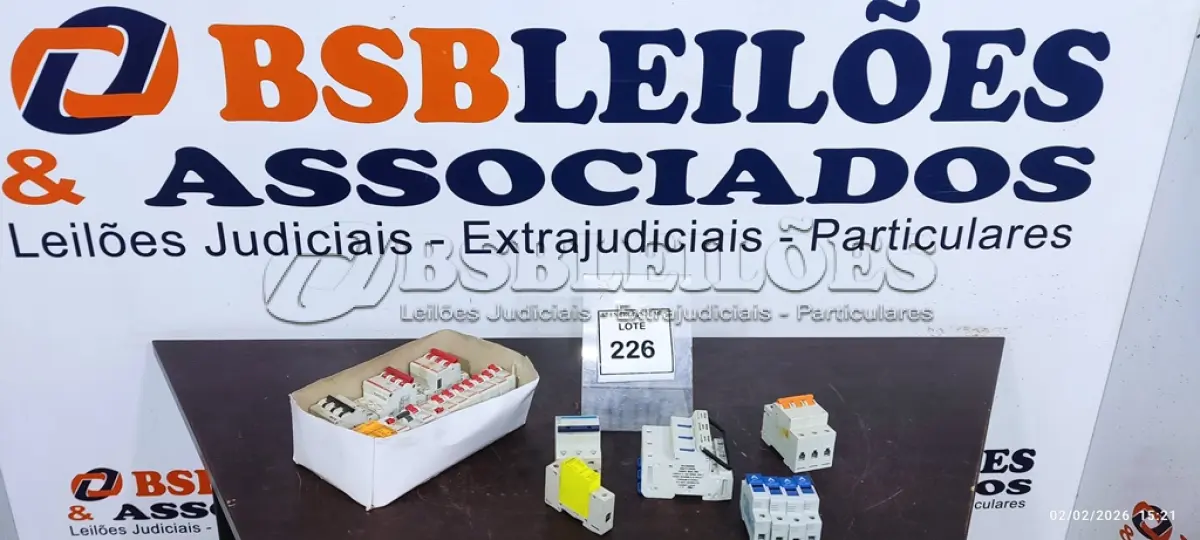 LOTE 226 - 01 LOTE COM DISJUNTORES DIVERSOS. (NO ESTADO) ATENÇÃO! FAZER A VISITAÇÃO ANTES DE ARREMATAR, NÃO SABEMOS SE FUNCIONA, LEILÃO NÃO TEM GARANTIA E NEM DEVOLUÇÃO, SUJEITO A POSSÍVEIS AVARIAS VISÍVEIS/OCULTAS E/OU AUSÊNCIA DE COMPONENTES.