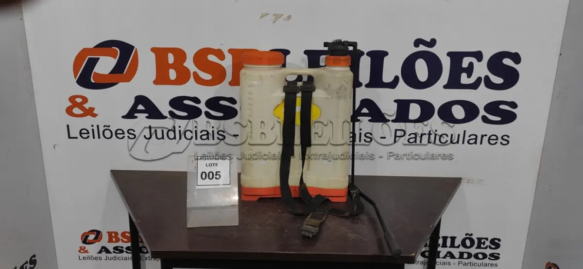 LOTE 005 - 01 BOMBA DE PULVERIZAÇÃO. (NO ESTADO) ATENÇÃO! FAZER A VISITAÇÃO ANTES DE ARREMATAR, NÃO SABEMOS SE FUNCIONA, LEILÃO NÃO TEM GARANTIA E NEM DEVOLUÇÃO, SUJEITO A POSSÍVEIS AVARIAS VISÍVEIS/OCULTAS E/OU AUSÊNCIA DE COMPONENTES.
