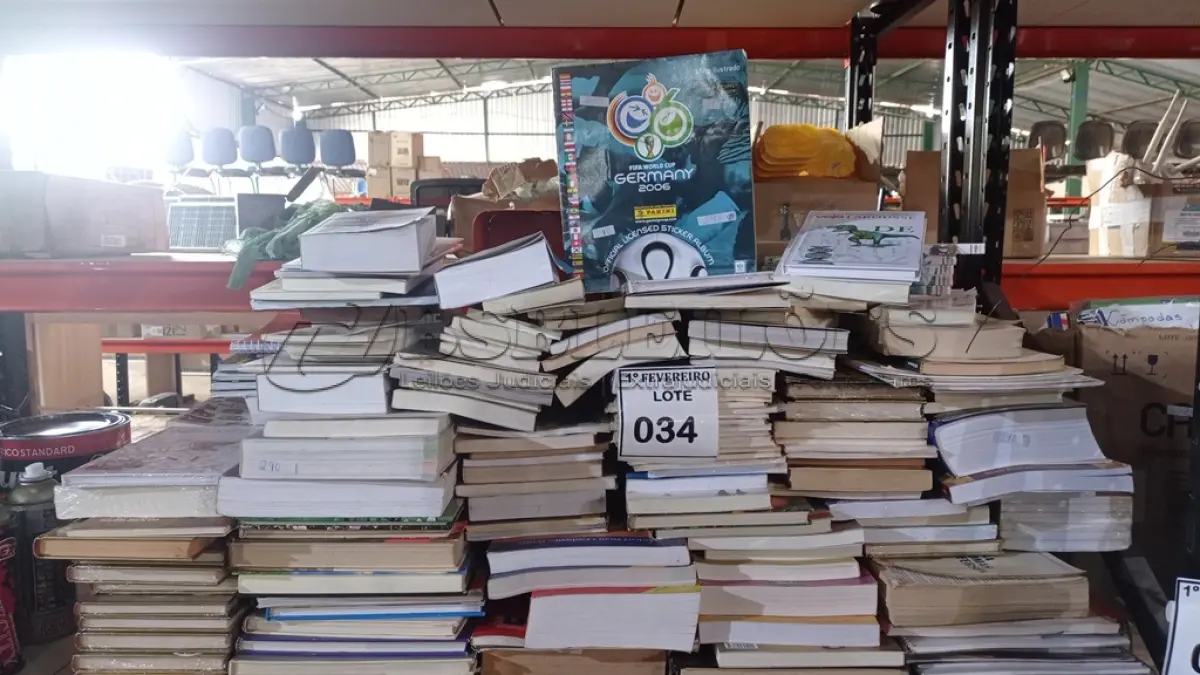 LOTE 034 - 01 ÁLBUM DE FIGURINHA DA COPA DO MUNDO DE 2006 COMPLETO E GRANDE QUANTIDADE DE LIVROS. (NO ESTADO) ATENÇÃO! FAZER A VISITAÇÃO ANTES DE ARREMATAR, NÃO SABEMOS SE FUNCIONA, LEILÃO NÃO TEM GARANTIA E NEM DEVOLUÇÃO, SUJEITO A POSSÍVEIS AVARIAS VISÍVEIS/OCULTAS E/OU AUSÊNCIA DE COMPONENTES.