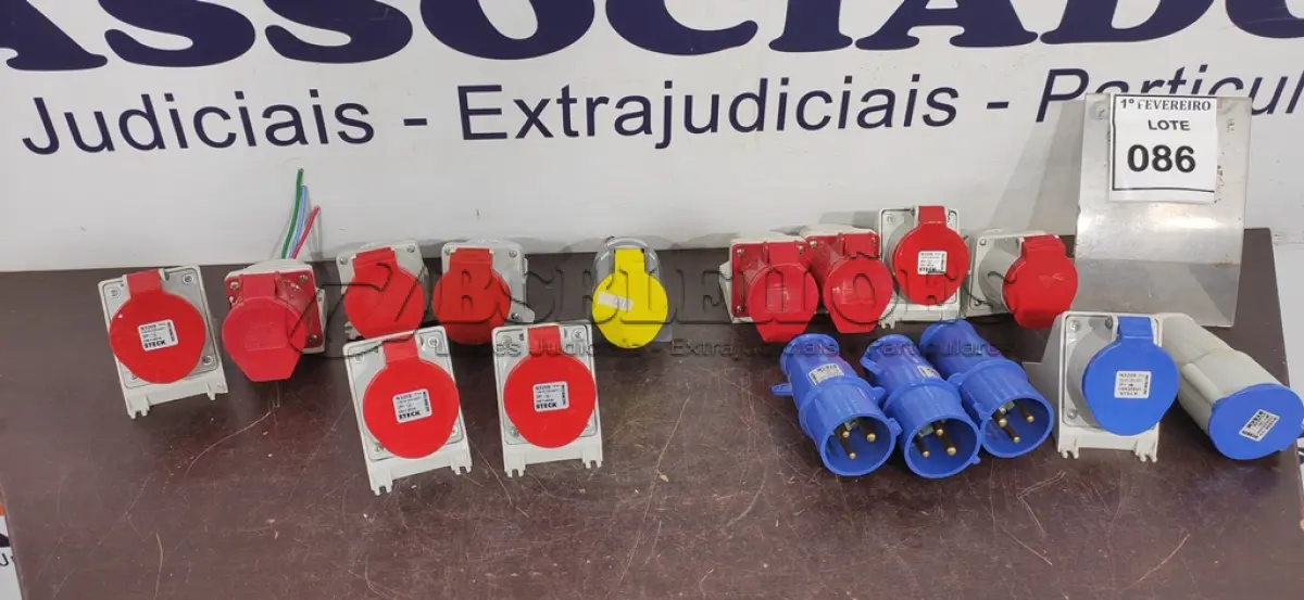 LOTE 086 - 01 LOTE COM VÁRIAS TOMADAS INDUSTRIAIS TRIFÁSICA. (NO ESTADO) ATENÇÃO! FAZER A VISITAÇÃO ANTES DE ARREMATAR, NÃO SABEMOS SE FUNCIONA, LEILÃO NÃO TEM GARANTIA E NEM DEVOLUÇÃO, SUJEITO A POSSÍVEIS AVARIAS VISÍVEIS/OCULTAS E/OU AUSÊNCIA DE COMPONENTES.