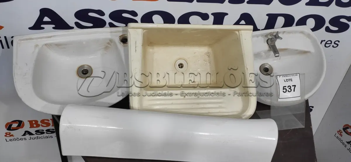 LOTE 537 - 02 PIAS DE CERÂMICA, 01 TANQUE E 01 COLUNA. (NO ESTADO) ATENÇÃO! FAZER A VISITAÇÃO ANTES DE ARREMATAR, NÃO SABEMOS SE FUNCIONA, LEILÃO NÃO TEM GARANTIA E NEM DEVOLUÇÃO, SUJEITO A POSSÍVEIS AVARIAS VISÍVEIS/OCULTAS