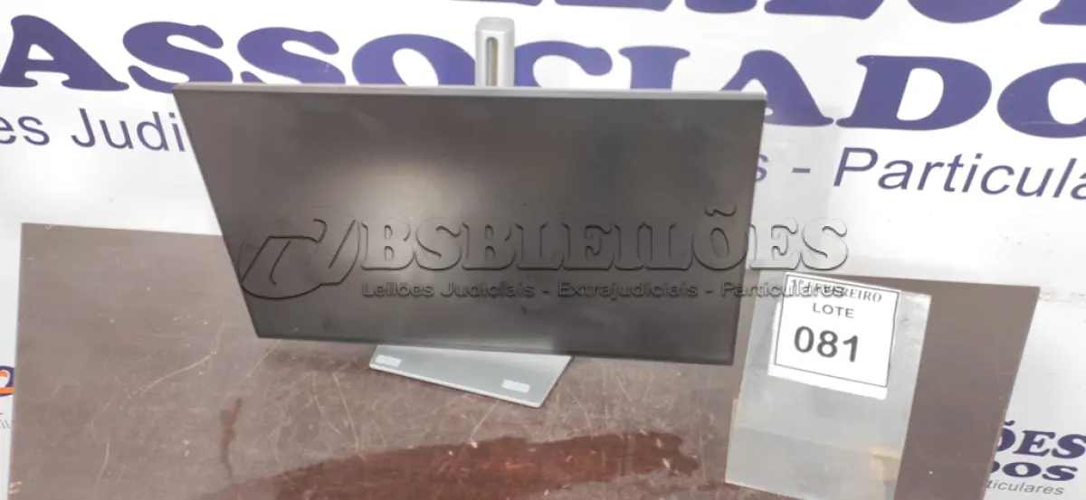 LOTE 081 - 01 MONITOR LCD MARCA DELL. (NO ESTADO) ATENÇÃO! FAZER A VISITAÇÃO ANTES DE ARREMATAR, NÃO SABEMOS SE FUNCIONA, LEILÃO NÃO TEM GARANTIA E NEM DEVOLUÇÃO, SUJEITO A POSSÍVEIS AVARIAS VISÍVEIS/OCULTAS E/OU AUSÊNCIA DE COMPONENTES.