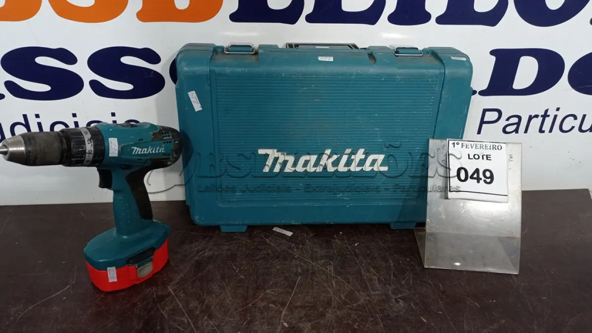 LOTE 049 - 01 PARAFUSADEIRA COM 01 BATERIA E MALETA 18V MARCA MAKITA. (NO ESTADO) ATENÇÃO! FAZER A VISITAÇÃO ANTES DE ARREMATAR, NÃO SABEMOS SE FUNCIONA, LEILÃO NÃO TEM GARANTIA E NEM DEVOLUÇÃO, SUJEITO A POSSÍVEIS AVARIAS VISÍVEIS/OCULTAS E/OU AUSÊNCIA DE COMPONENTES.