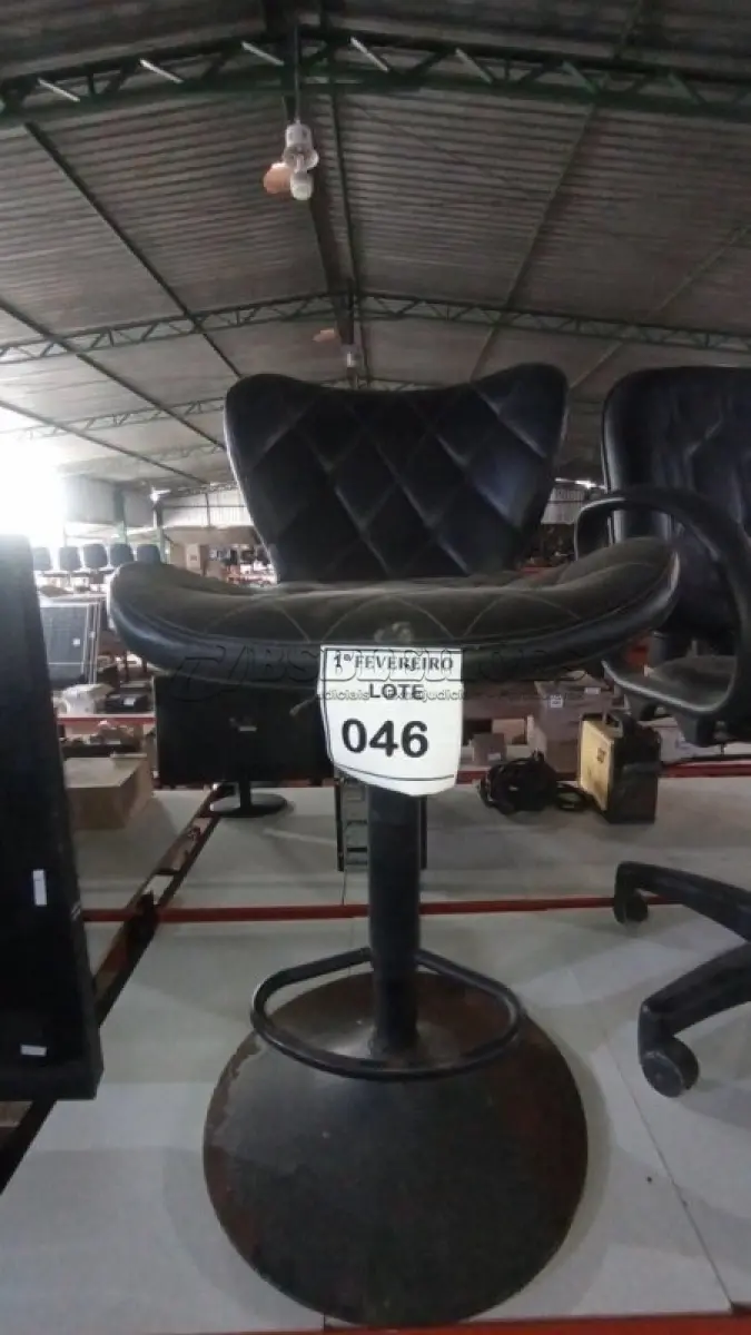 LOTE 046 - 01 BANQUETA NA COR PRETA. (NO ESTADO) ATENÇÃO! FAZER A VISITAÇÃO ANTES DE ARREMATAR, NÃO SABEMOS SE FUNCIONA, LEILÃO NÃO TEM GARANTIA E NEM DEVOLUÇÃO, SUJEITO A POSSÍVEIS AVARIAS VISÍVEIS/OCULTAS E/OU AUSÊNCIA DE COMPONENTES.