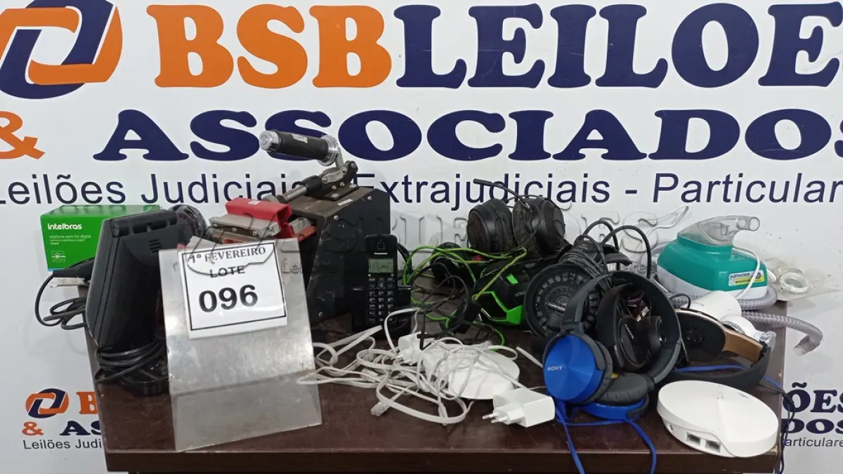 LOTE 096 - 01 PRENSA TÉRMICA DE CANECAS E 01 CAIXA COM NEBULIZADOR, APARELHO DE TELEFONE, VÁRIOS HEADPHONES E PERIFÉRICOS DIVERSOS. (NO ESTADO) ATENÇÃO! FAZER A VISITAÇÃO ANTES DE ARREMATAR, NÃO SABEMOS SE FUNCIONA, LEILÃO NÃO TEM GARANTIA E NEM DEVOLUÇÃO, SUJEITO A POSSÍVEIS AVARIAS VISÍVEIS/OCULTAS E/OU AUSÊNCIA DE COMPONENTES.