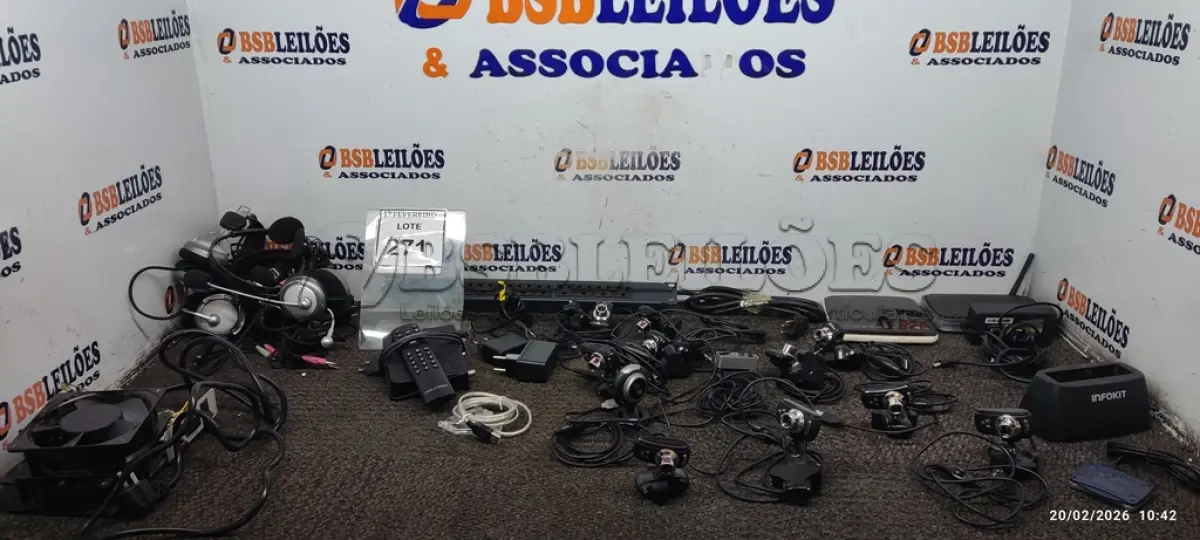 LOTE 271 - 01 LOTE COM VÁRIOS HEADPHONES, ROTEADORES E ELETRÔNICOS DIVERSOS. (NO ESTADO) ATENÇÃO! FAZER A VISITAÇÃO ANTES DE ARREMATAR, NÃO SABEMOS SE FUNCIONA, LEILÃO NÃO TEM GARANTIA E NEM DEVOLUÇÃO, SUJEITO A POSSÍVEIS AVARIAS VISÍVEIS/OCULTAS E/OU AUSÊNCIA DE COMPONENTES.