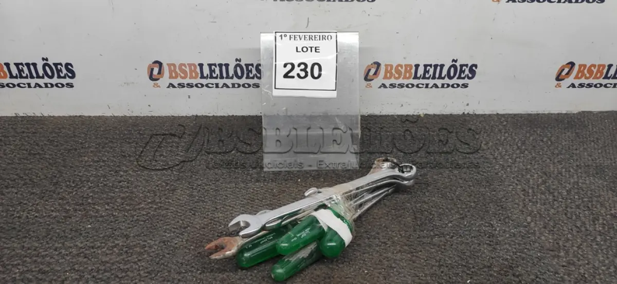 LOTE 230 - 01 LOTE COM VÁRIAS CHAVES TAMANHOS E MEDIDAS DIVERSAS MARCA BELZER. (NO ESTADO) ATENÇÃO! FAZER A VISITAÇÃO ANTES DE ARREMATAR, NÃO SABEMOS SE FUNCIONA, LEILÃO NÃO TEM GARANTIA E NEM DEVOLUÇÃO, SUJEITO A POSSÍVEIS AVARIAS VISÍVEIS/OCULTAS E/OU AUSÊNCIA DE COMPONENTES.