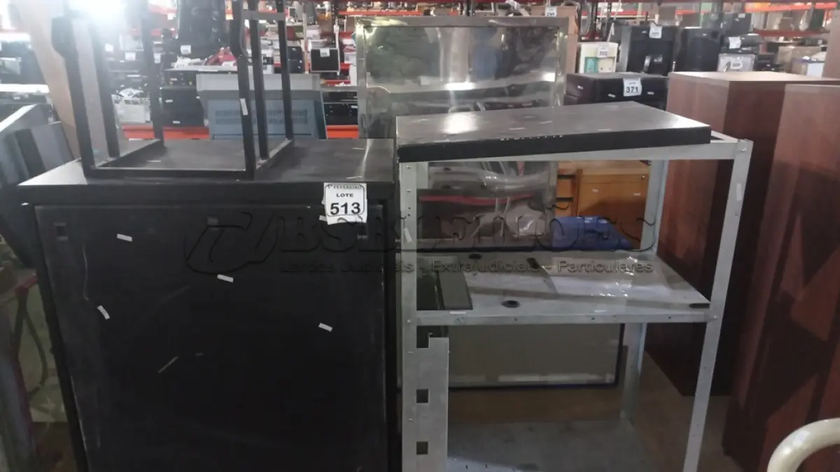 LOTE 513 - 01 PAINEL DE LUMINÁRIA 01 RACK E 01 ARMÁRIO DE FERRO PARA SERVIDORES. (NO ESTADO) ATENÇÃO! FAZER A VISITAÇÃO ANTES DE ARREMATAR, NÃO SABEMOS SE FUNCIONA, LEILÃO NÃO TEM GARANTIA E NEM DEVOLUÇÃO, SUJEITO A POSSÍVEIS AVARIAS VISÍVEIS/OCULTAS E/OU AUSÊNCIA DE COMPONENTES.