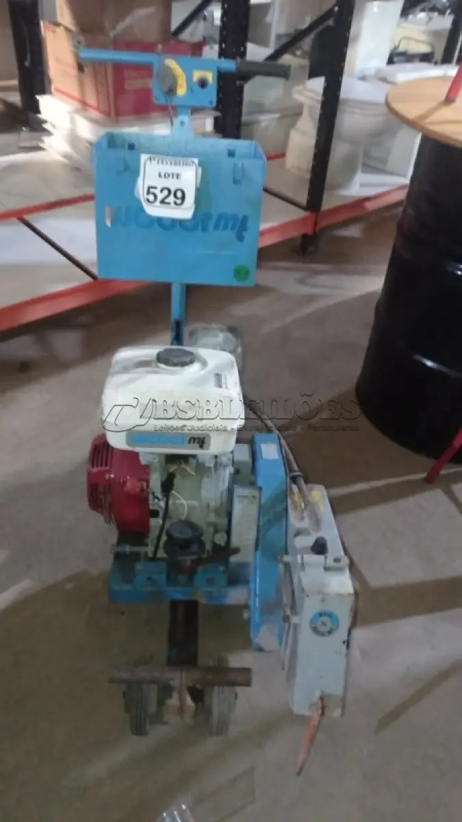 LOTE 529 - 01 MÁQUINA DE CORTAR PISO A GASOLINA MODELO MT SM 57 4B MARCA WEBER. (NO ESTADO) ATENÇÃO! FAZER A VISITAÇÃO ANTES DE ARREMATAR, NÃO SABEMOS SE FUNCIONA, LEILÃO NÃO TEM GARANTIA E NEM DEVOLUÇÃO, SUJEITO A POSSÍVEIS AVARIAS VISÍVEIS/OCULTAS E/OU AUSÊNCIA DE COMPONENTES.