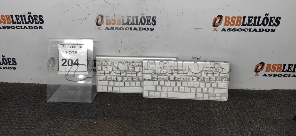 LOTE 204 - 02 TECLADOS MARCA APPLE. (NO ESTADO) ATENÇÃO! FAZER A VISITAÇÃO ANTES DE ARREMATAR, NÃO SABEMOS SE FUNCIONA, LEILÃO NÃO TEM GARANTIA E NEM DEVOLUÇÃO, SUJEITO A POSSÍVEIS AVARIAS VISÍVEIS/OCULTAS E/OU AUSÊNCIA DE COMPONENTES.