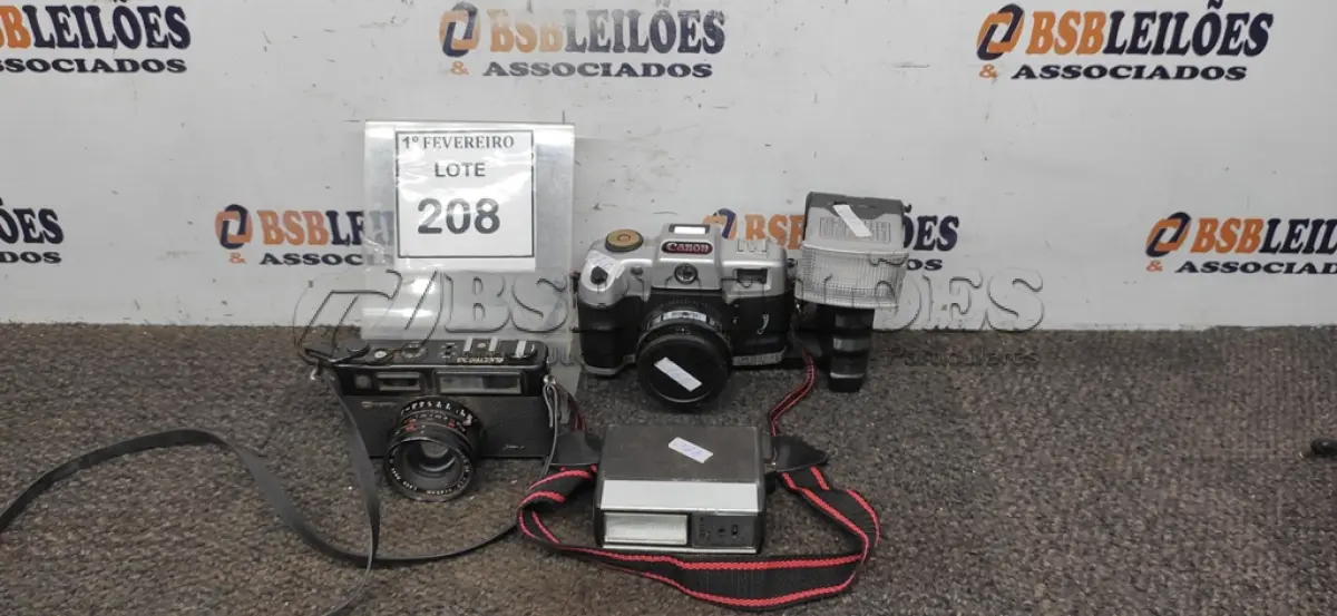 LOTE 208 - 02 CÂMERAS FOTOGRÁFICAS MODELOS ANTIGOS MARCAS CANON E GYASHICA. (NO ESTADO) ATENÇÃO! FAZER A VISITAÇÃO ANTES DE ARREMATAR, NÃO SABEMOS SE FUNCIONA, LEILÃO NÃO TEM GARANTIA E NEM DEVOLUÇÃO, SUJEITO A POSSÍVEIS AVARIAS VISÍVEIS/OCULTAS E/OU AUSÊNCIA DE COMPONENTES.