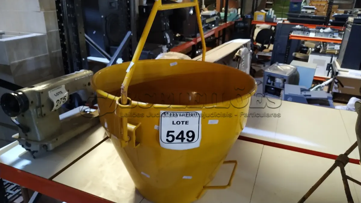LOTE 549 - 01 BALDE DE 50L PARA GUINCHO ELÉTRICO. (NO ESTADO) ATENÇÃO! FAZER A VISITAÇÃO ANTES DE ARREMATAR, NÃO SABEMOS SE FUNCIONA, LEILÃO NÃO TEM GARANTIA E NEM DEVOLUÇÃO, SUJEITO A POSSÍVEIS AVARIAS VISÍVEIS/OCULTAS E/OU AUSÊNCIA DE COMPONENTES.