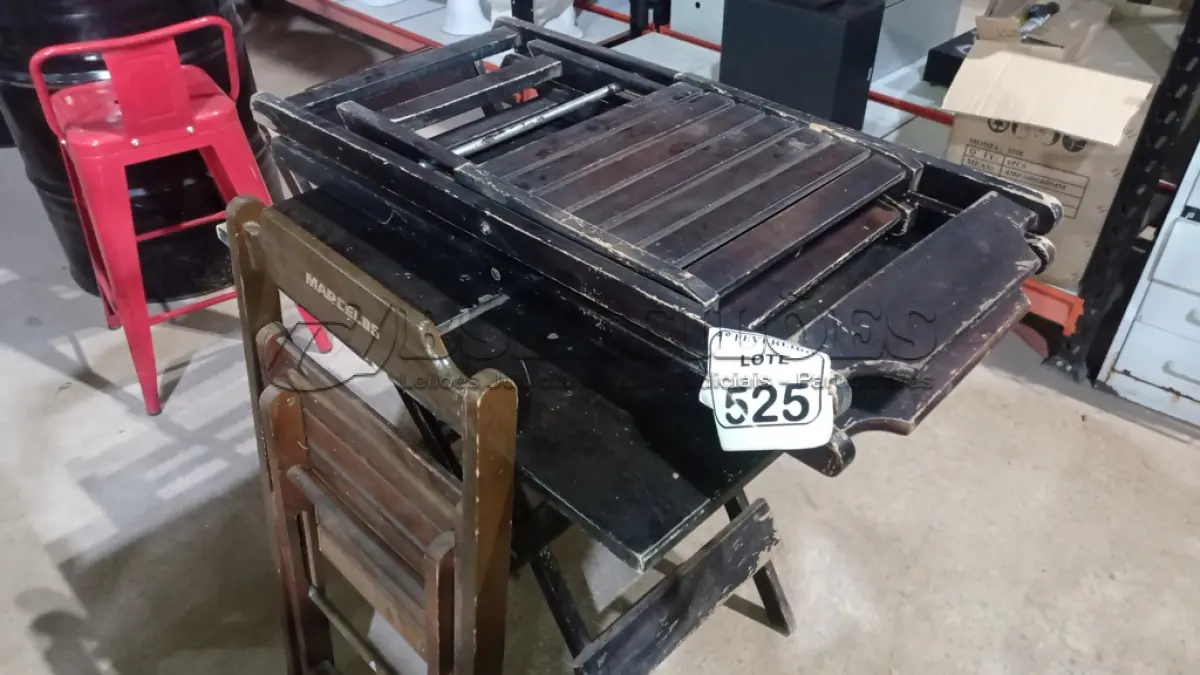 LOTE 525 - 01 MESA DOBRÁVEL EM MADEIRA E 04 CADEIRAS DOBRÁVEIS DE MADEIRA. (NO ESTADO) ATENÇÃO! FAZER A VISITAÇÃO ANTES DE ARREMATAR, NÃO SABEMOS SE FUNCIONA, LEILÃO NÃO TEM GARANTIA E NEM DEVOLUÇÃO, SUJEITO A POSSÍVEIS AVARIAS VISÍVEIS/OCULTAS E/OU AUSÊNCIA DE COMPONENTES.