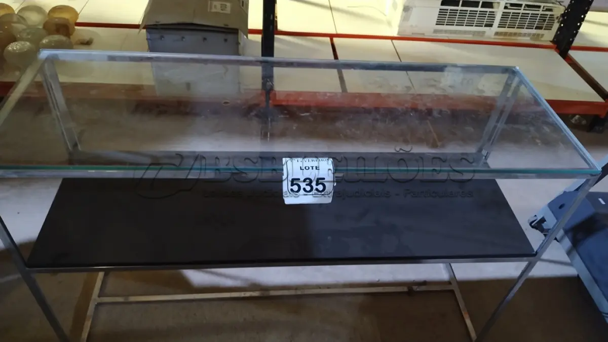LOTE 535 - 01 MESA CROMADA COM TAMPO DE VIDRO E PRATELEIRA. (NO ESTADO) ATENÇÃO! FAZER A VISITAÇÃO ANTES DE ARREMATAR, NÃO SABEMOS SE FUNCIONA, LEILÃO NÃO TEM GARANTIA E NEM DEVOLUÇÃO, SUJEITO A POSSÍVEIS AVARIAS VISÍVEIS/OCULTAS E/OU AUSÊNCIA DE COMPONENTES.