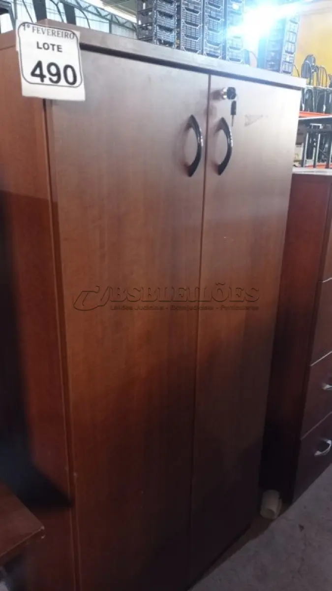 LOTE 490 - 01 ARMÁRIO EM MADEIRA 02 PORTAS E 04 PRATELEIRAS. (NO ESTADO) ATENÇÃO! FAZER A VISITAÇÃO ANTES DE ARREMATAR, NÃO SABEMOS SE FUNCIONA, LEILÃO NÃO TEM GARANTIA E NEM DEVOLUÇÃO, SUJEITO A POSSÍVEIS AVARIAS VISÍVEIS/OCULTAS E/OU AUSÊNCIA DE COMPONENTES.