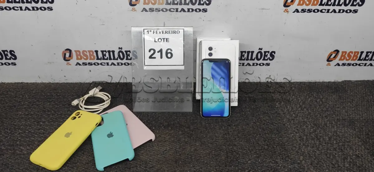 LOTE 216 - 01 IPHONE 11 64GB BRANCO SERIE: 351082463788482, CARREGADOR E 03 CAPINHAS. (NO ESTADO) ATENÇÃO! FAZER A VISITAÇÃO ANTES DE ARREMATAR, NÃO SABEMOS SE FUNCIONA, LEILÃO NÃO TEM GARANTIA E NEM DEVOLUÇÃO, SUJEITO A POSSÍVEIS AVARIAS VISÍVEIS/OCULTAS E/OU AUSÊNCIA DE COMPONENTES.