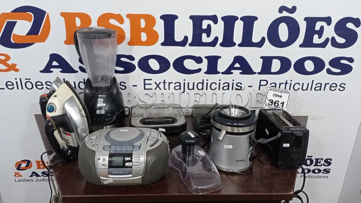 LOTE 361 - 03 FERROS DE PASSAR, 02 SANDUICHEIRAS, 01 TORRADEIRA, 01 APARELHO DE SOM PORTÁTIL, 01 LIQUIDIFICADOR E 01 CENTRIFUGA DE ALIMENTOS. (NO ESTADO) ATENÇÃO! FAZER A VISITAÇÃO ANTES DE ARREMATAR, NÃO SABEMOS SE FUNCIONA, LEILÃO NÃO TEM GARANTIA E NEM DEVOLUÇÃO, SUJEITO A POSSÍVEIS AVARIAS VISÍVEIS/OCULTAS E/OU AUSÊNCIA DE COMPONENTES.