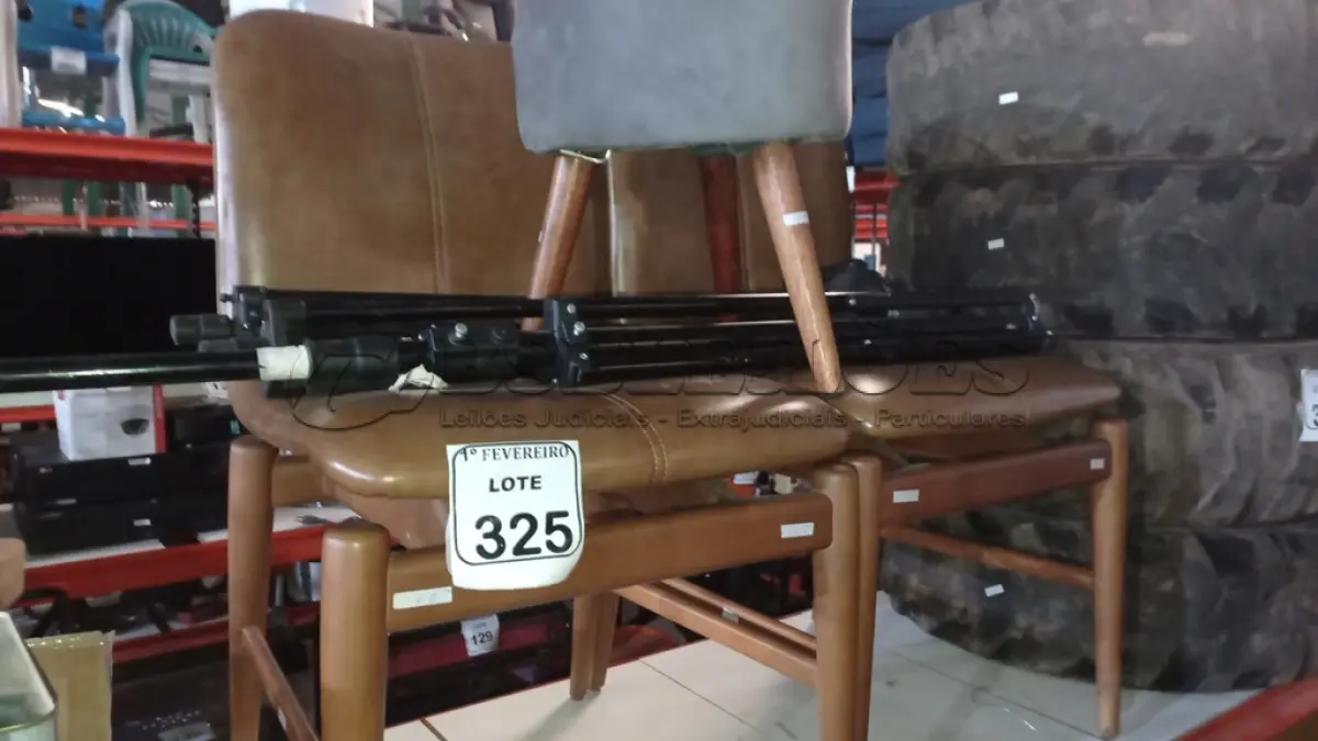 LOTE 325 - 02 CADEIRAS DE MADEIRA COM ASSENTOS ALMOFADADOS REVESTIDO EM COURO SINTÉTICO NA COR CARAMELO, 01 BANCO REDONDO NA COR CINZA E 02 TRIPÉS PARA CÂMERAS. (NO ESTADO) ATENÇÃO! FAZER A VISITAÇÃO ANTES DE ARREMATAR, NÃO SABEMOS SE FUNCIONA, LEILÃO NÃO TEM GARANTIA E NEM DEVOLUÇÃO, SUJEITO A POSSÍVEIS AVARIAS VISÍVEIS/OCULTAS E/OU AUSÊNCIA DE COMPONENTES.