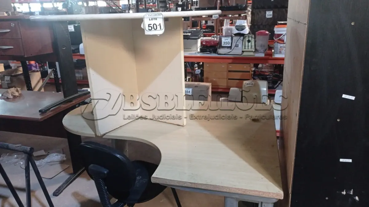 LOTE 501 - 01 MESA EM L PARA ESCRITÓRIO EM MADEIRA, 01 MESA REDONDA EM MADEIRA E 01 CADEIRA DE ESCRITÓRIO COM PÉS FIXOS. (NO ESTADO) ATENÇÃO! FAZER A VISITAÇÃO ANTES DE ARREMATAR, NÃO SABEMOS SE FUNCIONA, LEILÃO NÃO TEM GARANTIA E NEM DEVOLUÇÃO, SUJEITO A POSSÍVEIS AVARIAS VISÍVEIS/OCULTAS E/OU AUSÊNCIA DE COMPONENTES.
