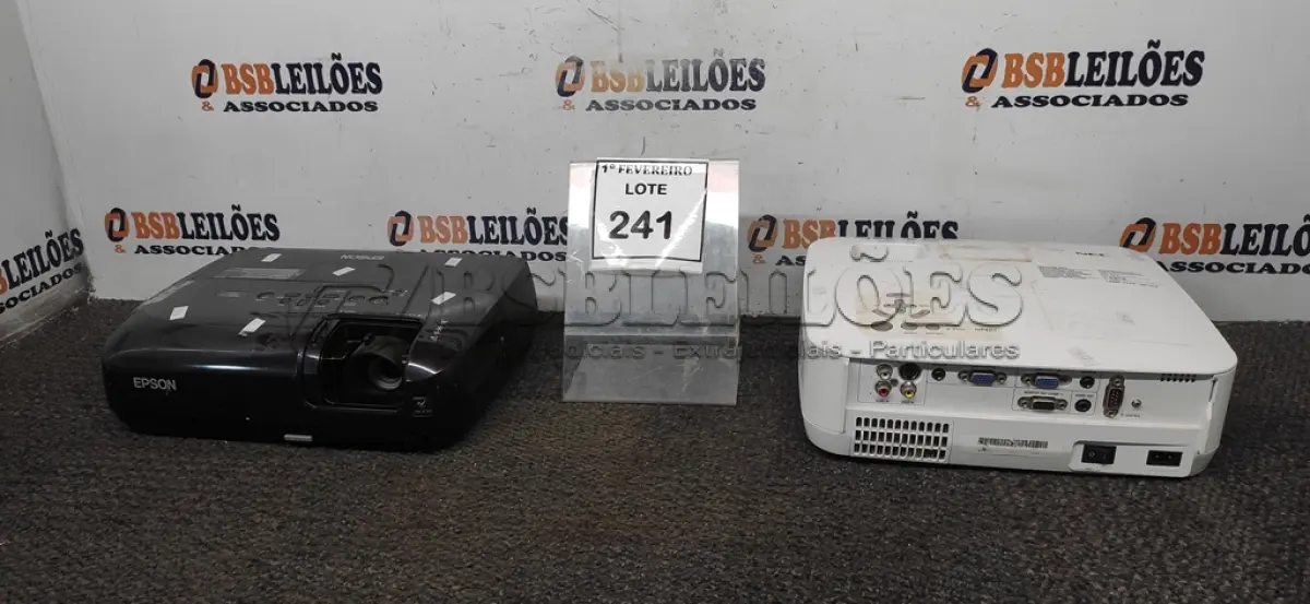 LOTE 241 - 02 PROJETORES MARCA NEC E EPSON. (NO ESTADO) ATENÇÃO! FAZER A VISITAÇÃO ANTES DE ARREMATAR, NÃO SABEMOS SE FUNCIONA, LEILÃO NÃO TEM GARANTIA E NEM DEVOLUÇÃO, SUJEITO A POSSÍVEIS AVARIAS VISÍVEIS/OCULTAS E/OU AUSÊNCIA DE COMPONENTES.