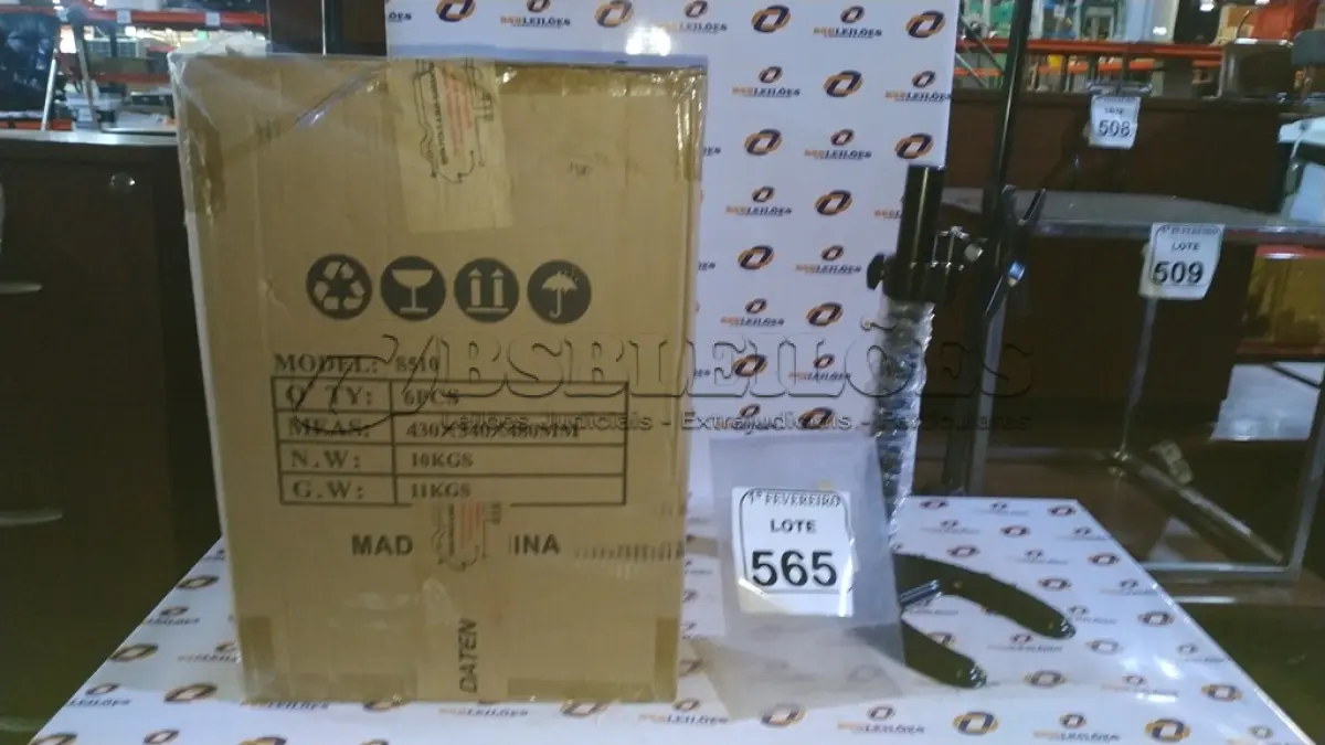 LOTE 565 - 01 CAIXA COM 06 SUPORTES PARA MONITORES MARCA DATEN. (NO ESTADO) ATENÇÃO! FAZER A VISITAÇÃO ANTES DE ARREMATAR, NÃO SABEMOS SE FUNCIONA, LEILÃO NÃO TEM GARANTIA E NEM DEVOLUÇÃO, SUJEITO A POSSÍVEIS AVARIAS VISÍVEIS/OCULTAS E/OU AUSÊNCIA DE COMPONENTES.