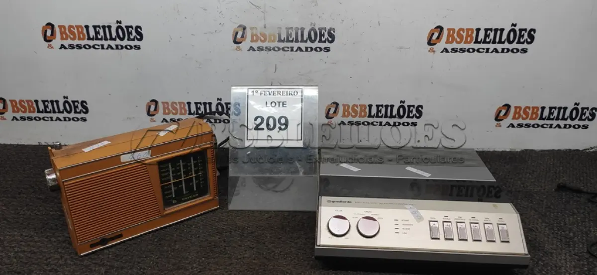 LOTE 209 - 01 PROCESSADOR TELEFÔNICO DIGITAL E 01 RADIO PORTATIL. (NO ESTADO) ATENÇÃO! FAZER A VISITAÇÃO ANTES DE ARREMATAR, NÃO SABEMOS SE FUNCIONA, LEILÃO NÃO TEM GARANTIA E NEM DEVOLUÇÃO, SUJEITO A POSSÍVEIS AVARIAS VISÍVEIS/OCULTAS E/OU AUSÊNCIA DE COMPONENTES.