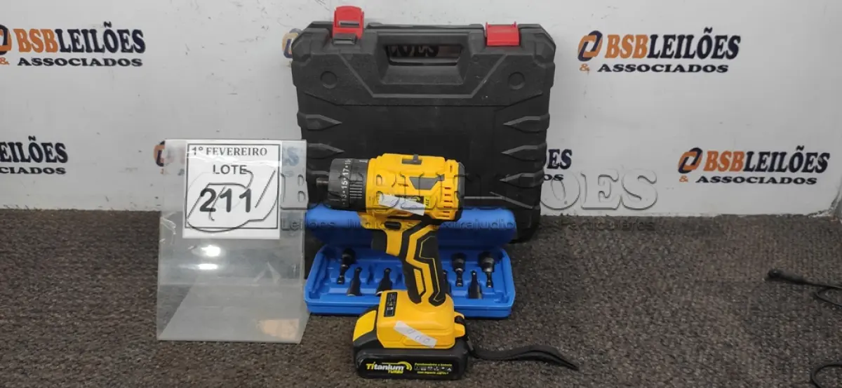 LOTE 211 - 01 PARAFUSADEIRA COM BATERIA E JOGO DE BIT. (NO ESTADO) ATENÇÃO! FAZER A VISITAÇÃO ANTES DE ARREMATAR, NÃO SABEMOS SE FUNCIONA, LEILÃO NÃO TEM GARANTIA E NEM DEVOLUÇÃO, SUJEITO A POSSÍVEIS AVARIAS VISÍVEIS/OCULTAS E/OU AUSÊNCIA DE COMPONENTES.