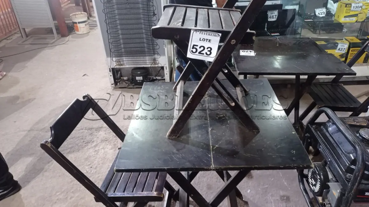 LOTE 523 - 01 MESA DOBRÁVEL EM MADEIRA E 02 CADEIRAS DOBRÁVEIS DE MADEIRA. (NO ESTADO) ATENÇÃO! FAZER A VISITAÇÃO ANTES DE ARREMATAR, NÃO SABEMOS SE FUNCIONA, LEILÃO NÃO TEM GARANTIA E NEM DEVOLUÇÃO, SUJEITO A POSSÍVEIS AVARIAS VISÍVEIS/OCULTAS E/OU AUSÊNCIA DE COMPONENTES.