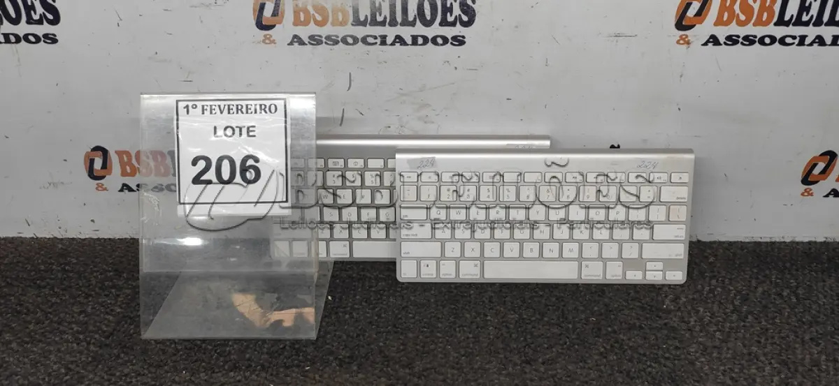 LOTE 206 - 02 TECLADOS MARCA APPLE. (NO ESTADO) ATENÇÃO! FAZER A VISITAÇÃO ANTES DE ARREMATAR, NÃO SABEMOS SE FUNCIONA, LEILÃO NÃO TEM GARANTIA E NEM DEVOLUÇÃO, SUJEITO A POSSÍVEIS AVARIAS VISÍVEIS/OCULTAS E/OU AUSÊNCIA DE COMPONENTES.