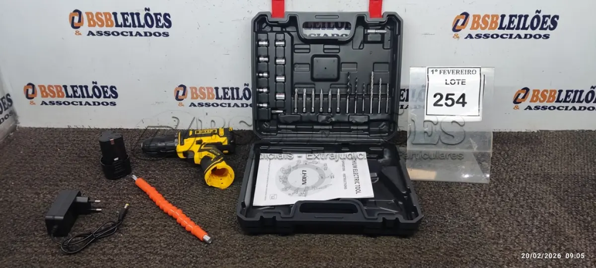 LOTE 254 - 01 PARAFUSADEIRA A BATERIA 12V COM MALETA E ACESSÓRIOS (PRODUTO NOVO). (NO ESTADO) ATENÇÃO! FAZER A VISITAÇÃO ANTES DE ARREMATAR, NÃO SABEMOS SE FUNCIONA, LEILÃO NÃO TEM GARANTIA E NEM DEVOLUÇÃO, SUJEITO A POSSÍVEIS AVARIAS VISÍVEIS/OCULTAS E/OU AUSÊNCIA DE COMPONENTES.