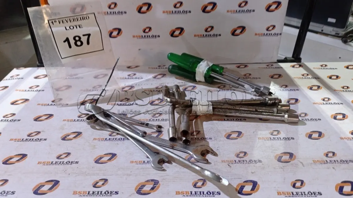 LOTE 187 - 01 LOTE COM VÁRIAS CHAVES TAMANHOS E MEDIDAS DIVERSAS MARCAS KRAUCHER E BELZER. (NO ESTADO) ATENÇÃO! FAZER A VISITAÇÃO ANTES DE ARREMATAR, NÃO SABEMOS SE FUNCIONA, LEILÃO NÃO TEM GARANTIA E NEM DEVOLUÇÃO, SUJEITO A POSSÍVEIS AVARIAS VISÍVEIS/OCULTAS E/OU AUSÊNCIA DE COMPONENTES.