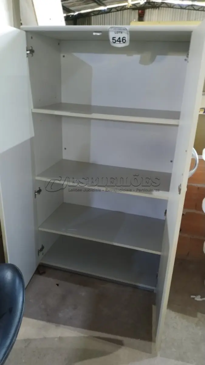 LOTE 546 - 01 ARMÁRIO EM MADEIRA COM 02 PORTAS. (NO ESTADO) ATENÇÃO! FAZER A VISITAÇÃO ANTES DE ARREMATAR, NÃO SABEMOS SE FUNCIONA, LEILÃO NÃO TEM GARANTIA E NEM DEVOLUÇÃO, SUJEITO A POSSÍVEIS AVARIAS VISÍVEIS/OCULTAS E/OU AUSÊNCIA DE COMPONENTES.