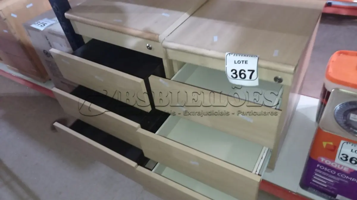 LOTE 367 - 02 GAVETEIROS EM MADEIRA COM 03 GAVETAS CADA. (NO ESTADO) ATENÇÃO! FAZER A VISITAÇÃO ANTES DE ARREMATAR, NÃO SABEMOS SE FUNCIONA, LEILÃO NÃO TEM GARANTIA E NEM DEVOLUÇÃO, SUJEITO A POSSÍVEIS AVARIAS VISÍVEIS/OCULTAS E/OU AUSÊNCIA DE COMPONENTES.