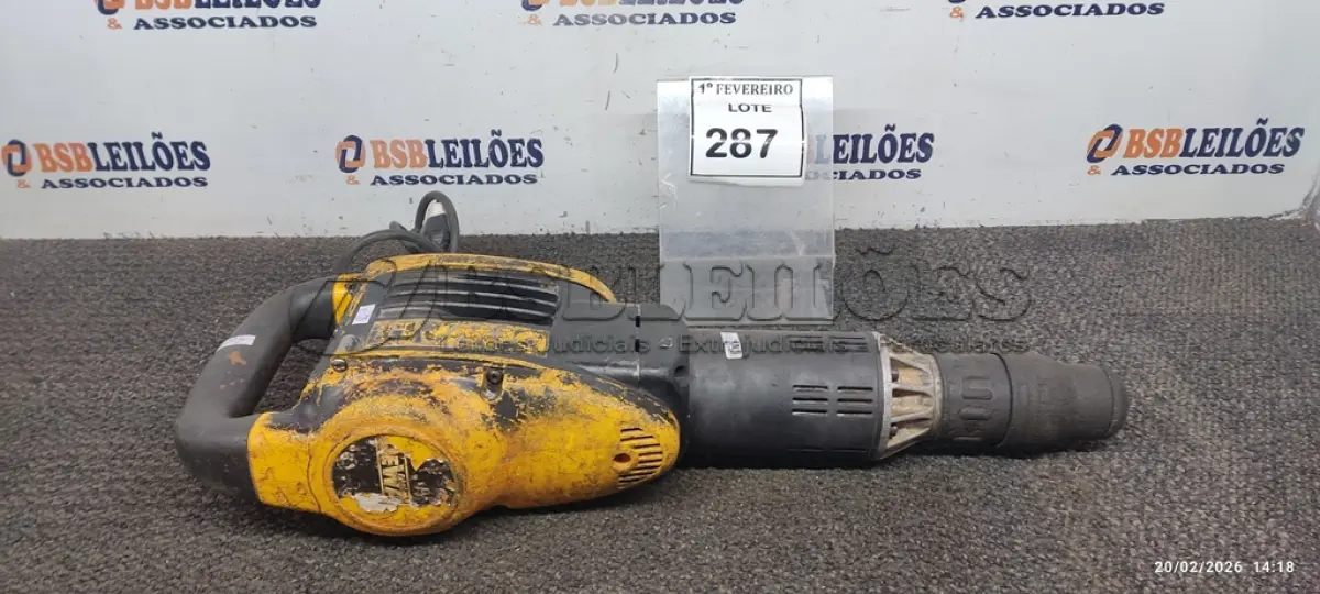 LOTE 287 - 01 MARTELETE ROMPEDOR 10KG 220V MARCA DEWALT. (NO ESTADO) ATENÇÃO! FAZER A VISITAÇÃO ANTES DE ARREMATAR, NÃO SABEMOS SE FUNCIONA, LEILÃO NÃO TEM GARANTIA E NEM DEVOLUÇÃO, SUJEITO A POSSÍVEIS AVARIAS VISÍVEIS/OCULTAS E/OU AUSÊNCIA DE COMPONENTES.