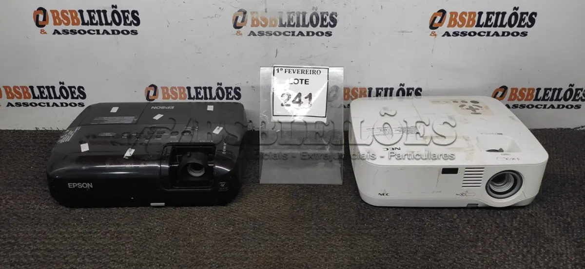 LOTE 241 - 02 PROJETORES MARCA NEC E EPSON. (NO ESTADO) ATENÇÃO! FAZER A VISITAÇÃO ANTES DE ARREMATAR, NÃO SABEMOS SE FUNCIONA, LEILÃO NÃO TEM GARANTIA E NEM DEVOLUÇÃO, SUJEITO A POSSÍVEIS AVARIAS VISÍVEIS/OCULTAS E/OU AUSÊNCIA DE COMPONENTES.