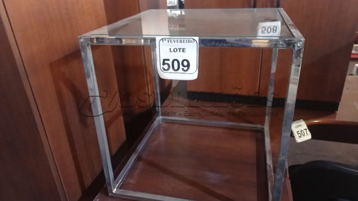 LOTE 509 - 01 MESA DE CENTRO CROMADA COM VIDRO. (NO ESTADO) ATENÇÃO! FAZER A VISITAÇÃO ANTES DE ARREMATAR, NÃO SABEMOS SE FUNCIONA, LEILÃO NÃO TEM GARANTIA E NEM DEVOLUÇÃO, SUJEITO A POSSÍVEIS AVARIAS VISÍVEIS/OCULTAS E/OU AUSÊNCIA DE COMPONENTES.