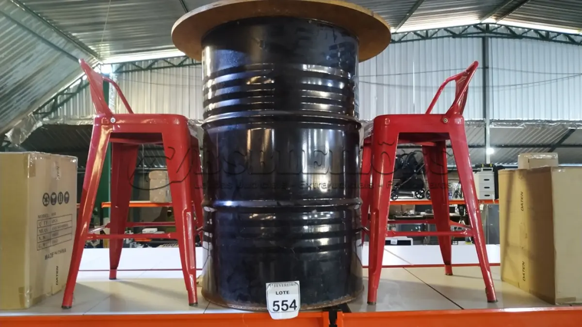 LOTE 554 - 01 MESA FEITA DE TAMBOR METÁLICO COM 02 BANQUETAS DE FERRO. (NO ESTADO) ATENÇÃO! FAZER A VISITAÇÃO ANTES DE ARREMATAR, NÃO SABEMOS SE FUNCIONA, LEILÃO NÃO TEM GARANTIA E NEM DEVOLUÇÃO, SUJEITO A POSSÍVEIS AVARIAS VISÍVEIS/OCULTAS E/OU AUSÊNCIA DE COMPONENTES.