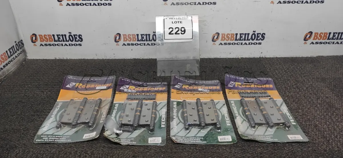 LOTE 229 - 04 DOBRADIÇAS DE PORTAS. (NO ESTADO) ATENÇÃO! FAZER A VISITAÇÃO ANTES DE ARREMATAR, NÃO SABEMOS SE FUNCIONA, LEILÃO NÃO TEM GARANTIA E NEM DEVOLUÇÃO, SUJEITO A POSSÍVEIS AVARIAS VISÍVEIS/OCULTAS E/OU AUSÊNCIA DE COMPONENTES.
