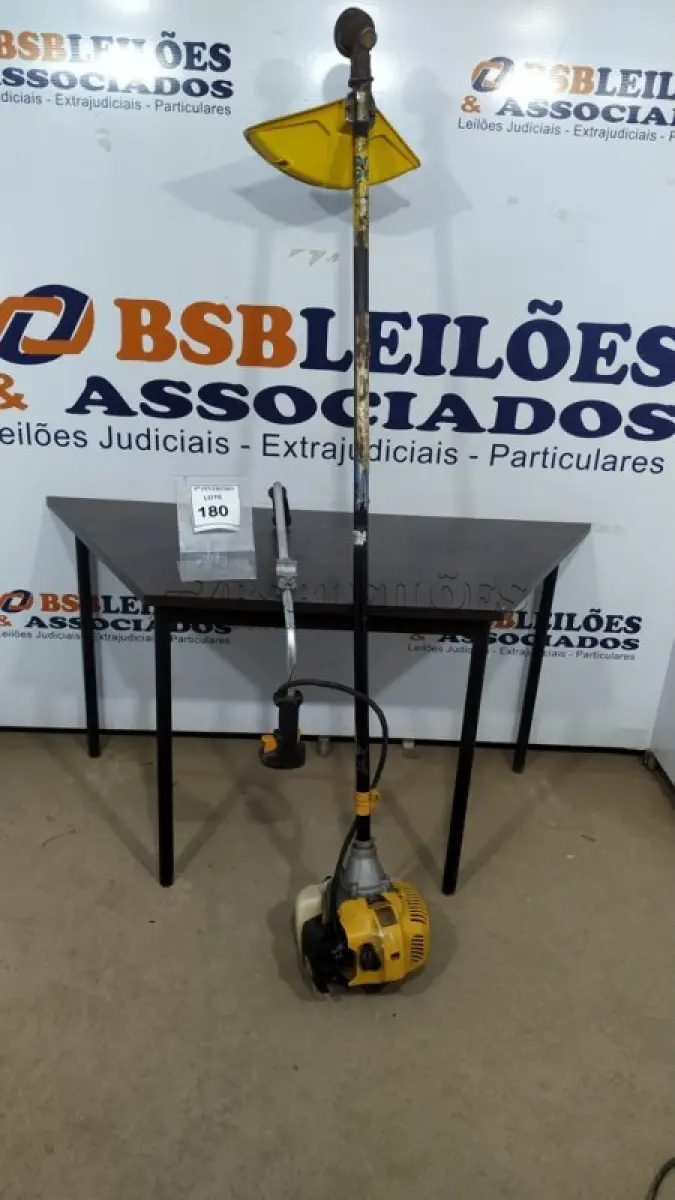 LOTE 180 - 01 ROÇADEIRA A GASOLINA INCOMPLETO. (NO ESTADO) ATENÇÃO! FAZER A VISITAÇÃO ANTES DE ARREMATAR, NÃO SABEMOS SE FUNCIONA, LEILÃO NÃO TEM GARANTIA E NEM DEVOLUÇÃO, SUJEITO A POSSÍVEIS AVARIAS VISÍVEIS/OCULTAS E/OU AUSÊNCIA DE COMPONENTES.