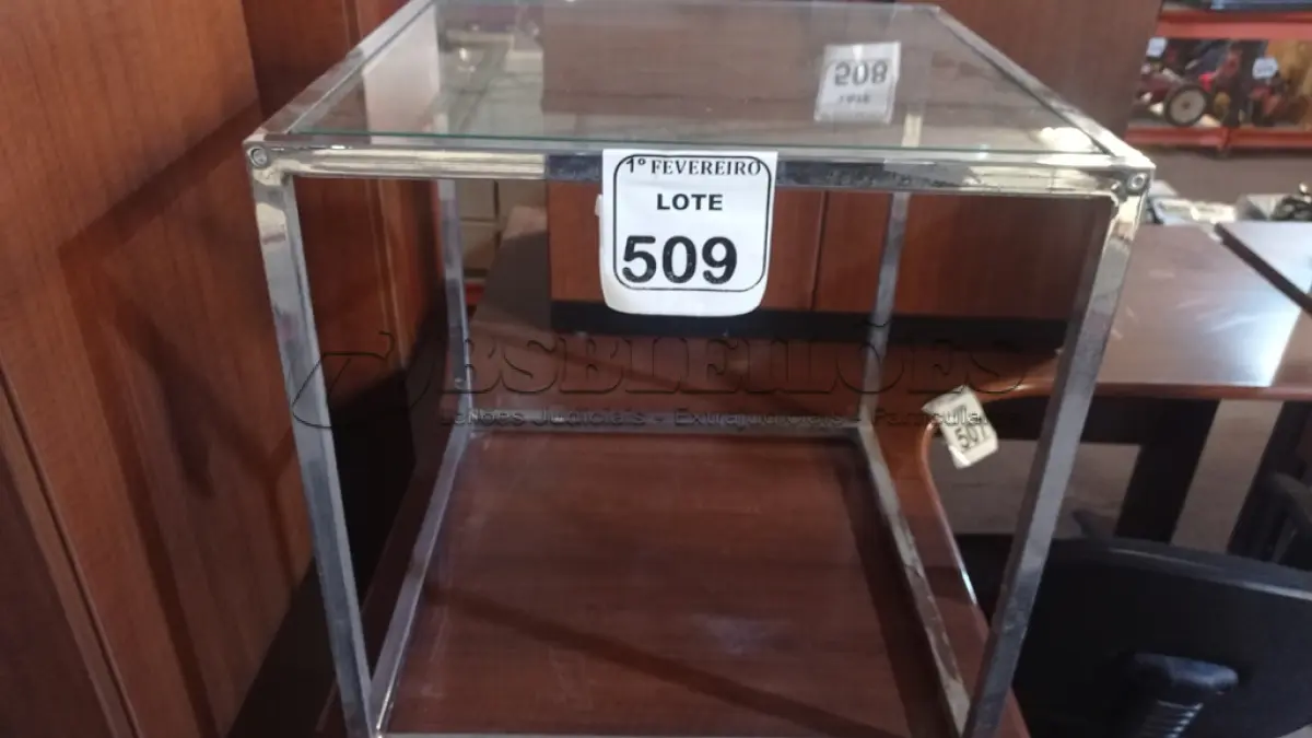 LOTE 509 - 01 MESA DE CENTRO CROMADA COM VIDRO. (NO ESTADO) ATENÇÃO! FAZER A VISITAÇÃO ANTES DE ARREMATAR, NÃO SABEMOS SE FUNCIONA, LEILÃO NÃO TEM GARANTIA E NEM DEVOLUÇÃO, SUJEITO A POSSÍVEIS AVARIAS VISÍVEIS/OCULTAS E/OU AUSÊNCIA DE COMPONENTES.