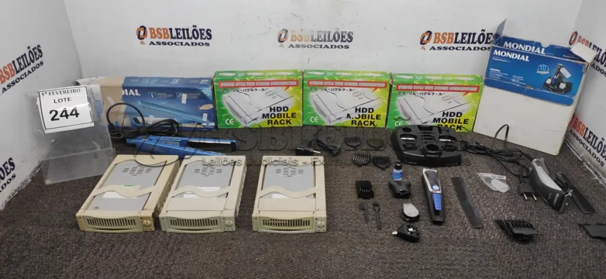 LOTE 244 - 03 RACKS PARA DISCO, 02 MÁQUINAS DE CORTAR CABELO E 01 PRANCHA DE CABELO. (NO ESTADO) ATENÇÃO! FAZER A VISITAÇÃO DE ARREMATAR, NÃO SABEMOS SE FUNCIONA, LEILÃO NÃO TEM GARANTIA E NEM DEVOLUÇÃO, SUJEITO A POSSÍVEIS AVARIAS VISÍVEIS/OCULTAS E/OU AUSÊNCIA DE COMPONENTES.