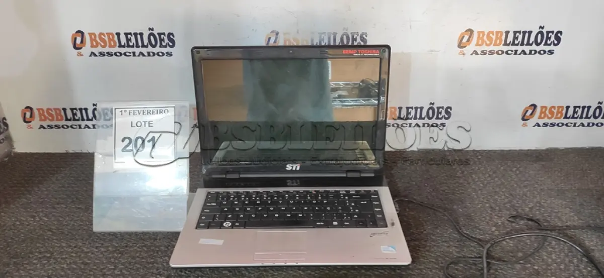LOTE 201 - 01 NOTEBOOK MARCA SEMP TOSHIBA SEM FONTE. (NO ESTADO) ATENÇÃO! FAZER A VISITAÇÃO ANTES DE ARREMATAR, NÃO SABEMOS SE FUNCIONA, LEILÃO NÃO TEM GARANTIA E NEM DEVOLUÇÃO, SUJEITO A POSSÍVEIS AVARIAS VISÍVEIS/OCULTAS E/OU AUSÊNCIA DE COMPONENTES.