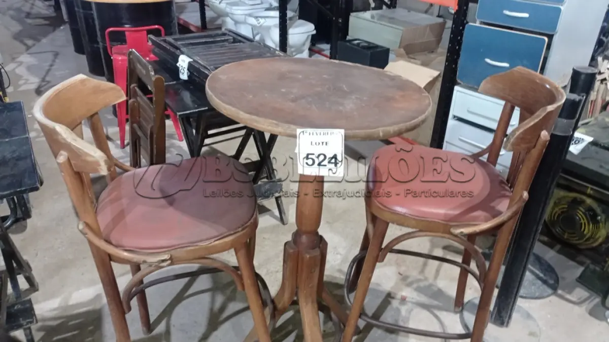 LOTE 524 - 01 MESA BISTRÔ ALTA EM MADEIRA E 02 CADEIRAS ALTAS EM MADEIRA. (NO ESTADO) ATENÇÃO! FAZER A VISITAÇÃO ANTES DE ARREMATAR, NÃO SABEMOS SE FUNCIONA, LEILÃO NÃO TEM GARANTIA E NEM DEVOLUÇÃO, SUJEITO A POSSÍVEIS AVARIAS VISÍVEIS/OCULTAS E/OU AUSÊNCIA DE COMPONENTES.
