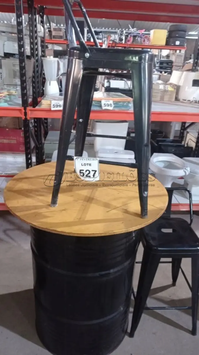 LOTE 527 - 01 MESA FEITA DE TAMBOR METÁLICO COM 02 BANQUETAS DE FERRO. (NO ESTADO) ATENÇÃO! FAZER A VISITAÇÃO ANTES DE ARREMATAR, NÃO SABEMOS SE FUNCIONA, LEILÃO NÃO TEM GARANTIA E NEM DEVOLUÇÃO, SUJEITO A POSSÍVEIS AVARIAS VISÍVEIS/OCULTAS E/OU AUSÊNCIA DE COMPONENTES.