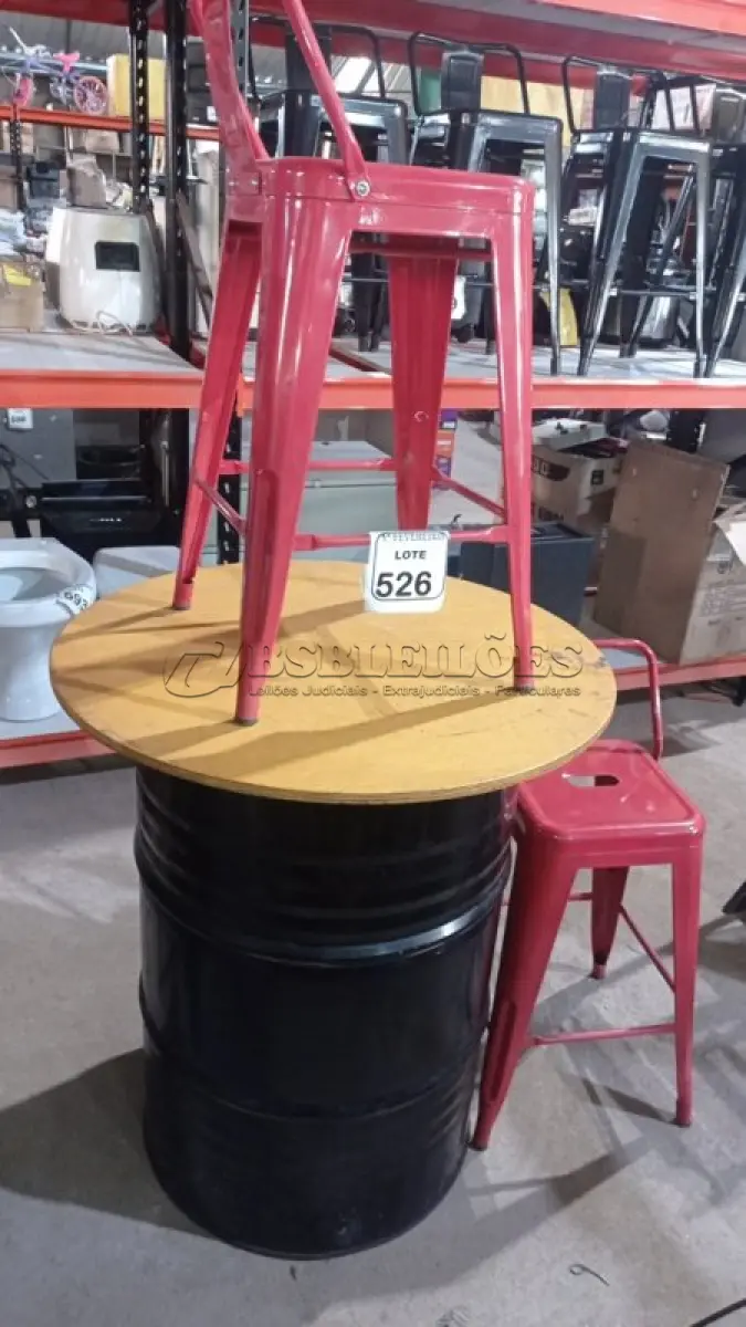 LOTE 526 - 01 MESA FEITA DE TAMBOR METÁLICO COM 02 BANQUETAS DE FERRO. (NO ESTADO) ATENÇÃO! FAZER A VISITAÇÃO ANTES DE ARREMATAR, NÃO SABEMOS SE FUNCIONA, LEILÃO NÃO TEM GARANTIA E NEM DEVOLUÇÃO, SUJEITO A POSSÍVEIS AVARIAS VISÍVEIS/OCULTAS E/OU AUSÊNCIA DE COMPONENTES.