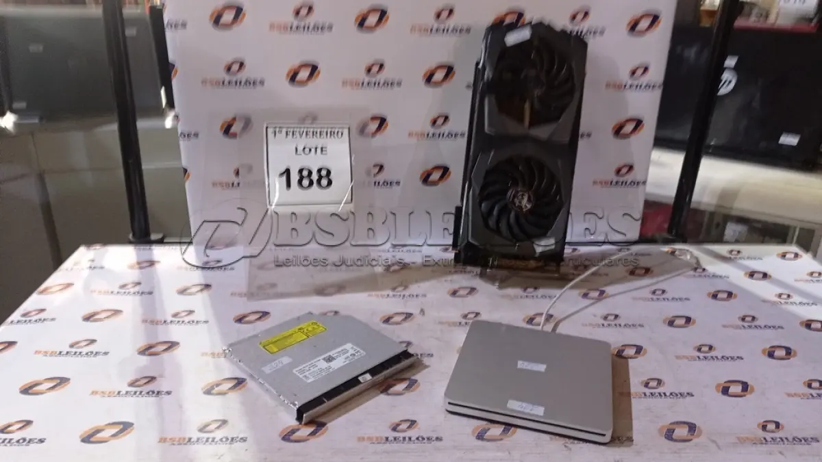 LOTE 188 - 01 PLACA DE VÍDEO MARCA GEFORCE RTX, 01 APPLE USB SUPERDRIVE E 01 DRIVE DE DVD/CD INTERNO. (NO ESTADO) ATENÇÃO! FAZER A VISITAÇÃO ANTES DE ARREMATAR, NÃO SABEMOS SE FUNCIONA, LEILÃO NÃO TEM GARANTIA E NEM DEVOLUÇÃO, SUJEITO A POSSÍVEIS AVARIAS VISÍVEIS/OCULTAS E/OU AUSÊNCIA DE COMPONENTES.
