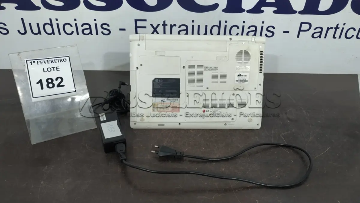LOTE 182 - 01 NOTEBOOK MARCA LG COM FONTE. (NO ESTADO) ATENÇÃO! FAZER A VISITAÇÃO ANTES DE ARREMATAR, NÃO SABEMOS SE FUNCIONA, LEILÃO NÃO TEM GARANTIA E NEM DEVOLUÇÃO, SUJEITO A POSSÍVEIS AVARIAS VISÍVEIS/OCULTAS E/OU AUSÊNCIA DE COMPONENTES.