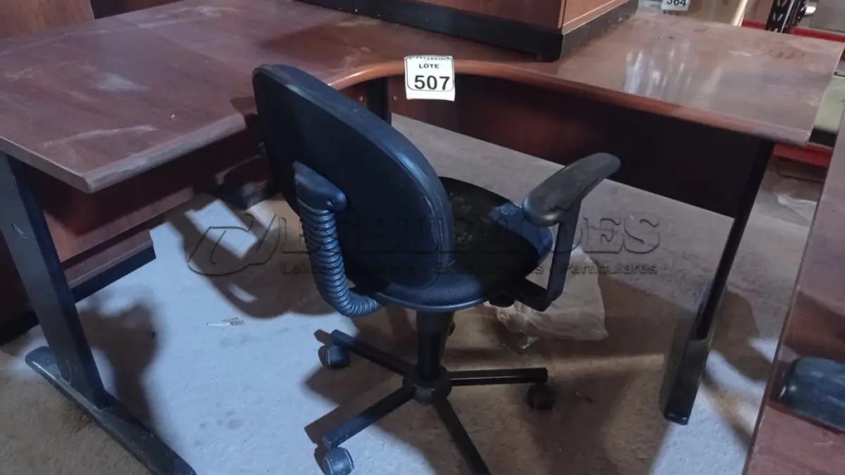 LOTE 507 - 01 MESA EM L PARA ESCRITÓRIO E 01 CADEIRA COM RODINHAS. (NO ESTADO) ATENÇÃO! FAZER A VISITAÇÃO ANTES DE ARREMATAR, NÃO SABEMOS SE FUNCIONA, LEILÃO NÃO TEM GARANTIA E NEM DEVOLUÇÃO, SUJEITO A POSSÍVEIS AVARIAS VISÍVEIS/OCULTAS E/OU AUSÊNCIA DE COMPONENTES.