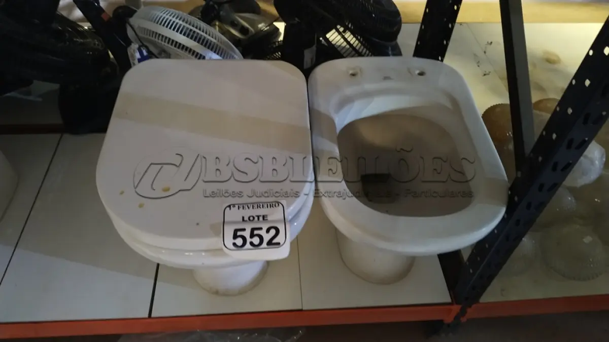 LOTE 552 - 02 VASOS SANITÁRIOS. (NO ESTADO) ATENÇÃO! FAZER A VISITAÇÃO ANTES DE ARREMATAR, NÃO SABEMOS SE FUNCIONA, LEILÃO NÃO TEM GARANTIA E NEM DEVOLUÇÃO, SUJEITO A POSSÍVEIS AVARIAS VISÍVEIS/OCULTAS E/OU AUSÊNCIA DE COMPONENTES.