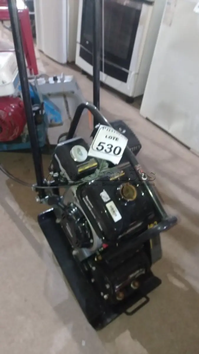 LOTE 530 - 01 PLACA VIBRATÓRIA A GASOLINA MODELO TPC60W-X MARCA TOYAMA. (NO ESTADO) ATENÇÃO! FAZER A VISITAÇÃO ANTES DE ARREMATAR, NÃO SABEMOS SE FUNCIONA, LEILÃO NÃO TEM GARANTIA E NEM DEVOLUÇÃO, SUJEITO A POSSÍVEIS AVARIAS VISÍVEIS/OCULTAS E/OU AUSÊNCIA DE COMPONENTES.